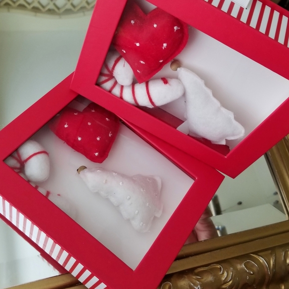 ❗Sugar Paper Red and White Holiday Plush Gift Topper Bundle❗ - Picture 1 of 6